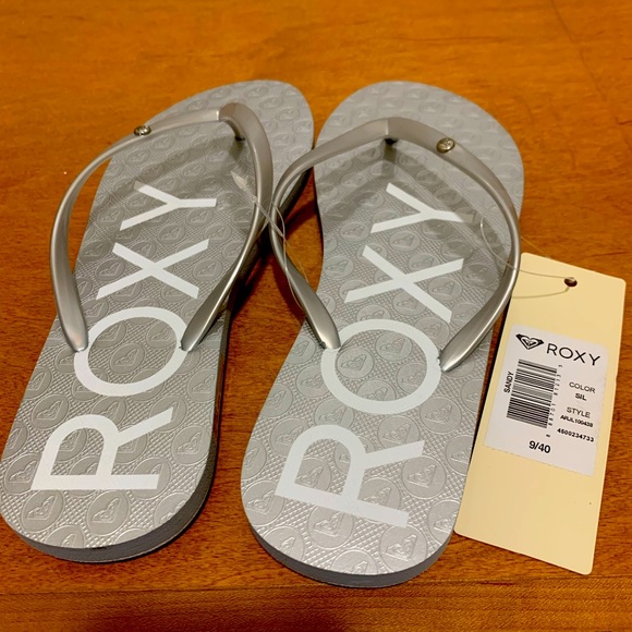 Silver Roxy Flip Flops. Size 9.